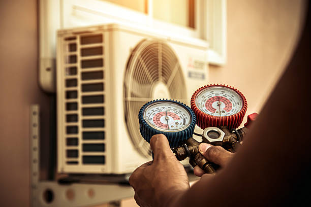 Professional Hvac technician working in Pinellas Park, FL